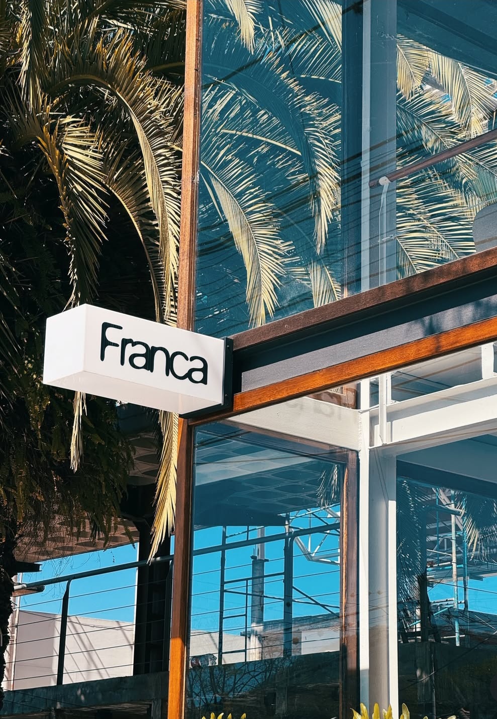 Detalle de la fachada y el nombre de Franca