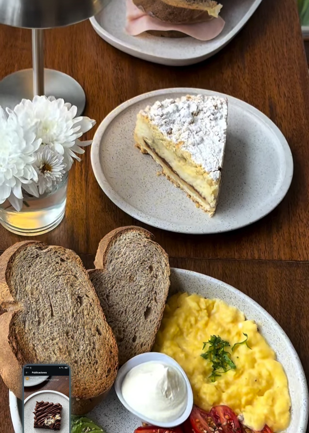 Una mesa de desayuno servida en Franca