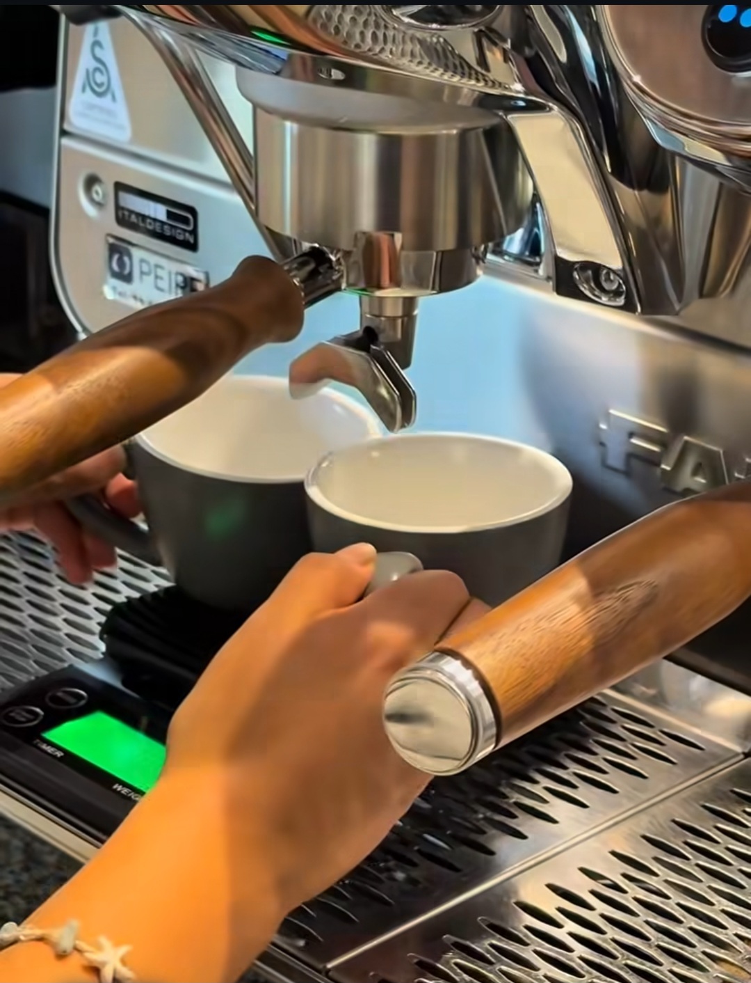 Preparación de café en la máquina de espresso